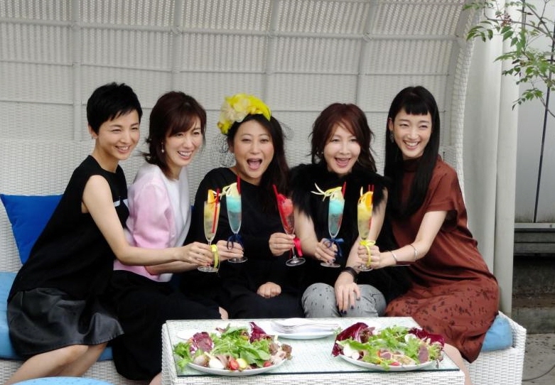 会見に登場した（左から）早織、ともさかりえ、友近、ＹＯＵ、入山法子＝松屋銀座