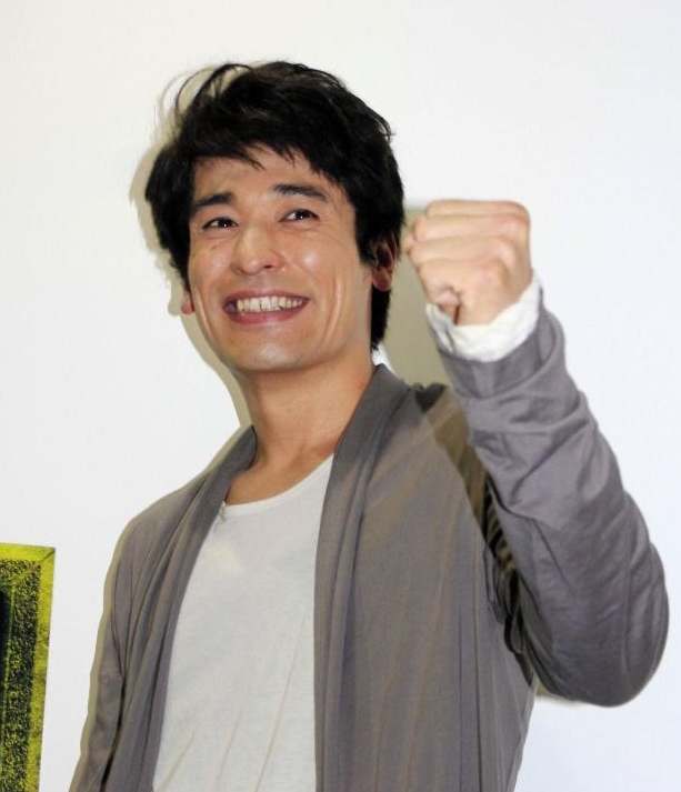 主演舞台「ダブリンの鐘つきカビ人間」の取材会で阪神トークをさく裂させた佐藤隆太＝大阪市内