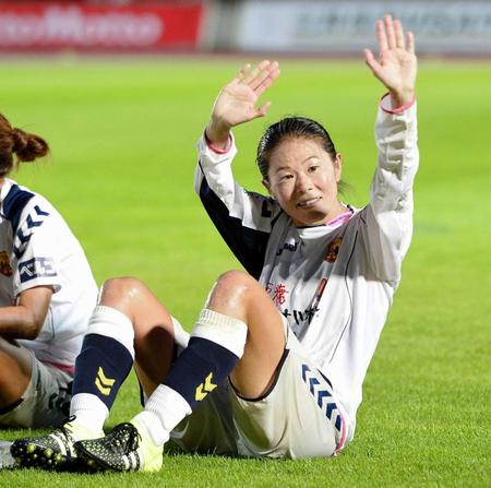　サポーターからの「結婚おめでとう」の声に両手を振り応えるＩＮＡＣ神戸・澤。試合後には友人・吉澤の婚約を祝福した＝新潟市陸上競技場（撮影・佐々木彰尚）