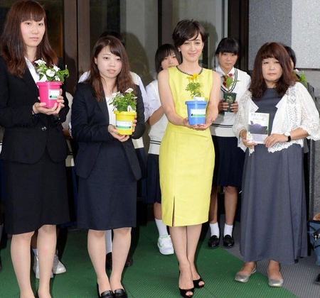 「命の花プロジェクト」の参加者と花を手にする滝川クリステル＝上野公園東京国立博物館（撮影・堀内翔）