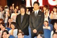 「ＭＯＺＵ」は劇場版で最後と語った西島秀俊（右）と共演者の池松壮亮＝東京・秋葉原ＵＤＸシアター