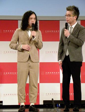 「京都国際映画祭２０１５」プログラム発表会見に登場したピースの又吉直樹（左）とおかけんた＝京都市のよしもと祇園花月