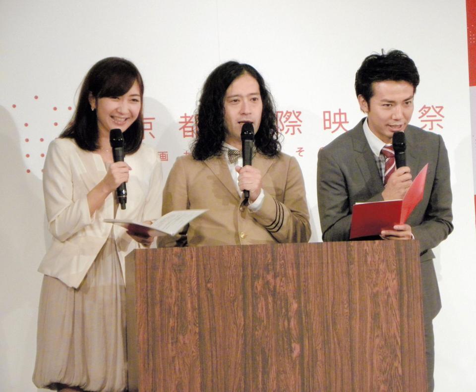 「京都国際映画祭２０１５」プログラム発表会見で司会を務める（右から）ピースの綾部祐二、又吉直樹、ＫＢＳ京都の遠藤奈美アナウンサー＝京都市のよしもと祇園花月