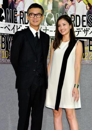 笑顔でポーズをとる渡部篤郎（左）と黒木メイサ＝東京・渋谷のＮＨＫ（撮影・西岡正）