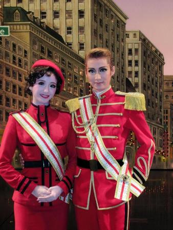 宝塚歌劇団星組新人公演「ガイズ＆ドールズ」で初主演した瀬央ゆりあ（右）と綺咲愛里＝宝塚大劇場