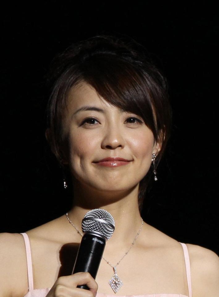 初のセクシーショットを披露した小林麻耶