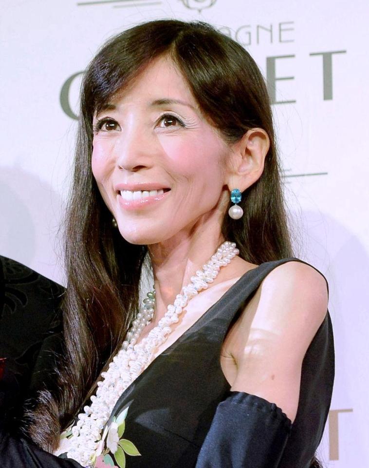 高級シャンパン「ＣＯＬＬＥＴ」の新商品をＰＲした川島なお美夫妻＝東京・恵比寿