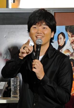 新曲の制作秘話を語った秦基博＝東京・豊洲