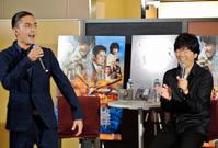 新曲のサビをノリノリで歌う永瀬匡（左）に大ウケの秦基博＝東京・豊洲