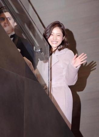 セレモニーを終え手を振る石原さとみ＝東京・マックスマーラ青山店（撮影・開出牧）