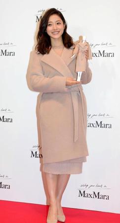 記念品を手に感激の石原さとみ＝東京・マックスマーラ青山店（撮影・開出牧）