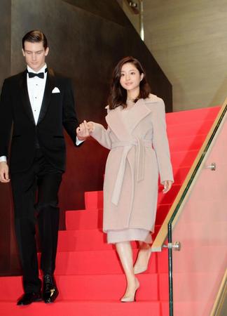 男性モデルのエスコートで登場した石原さとみ＝東京・マックスマーラ青山店（撮影・開出牧）