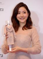 記念品を手に感激の石原さとみ＝東京・マックスマーラ青山店（撮影・開出牧）