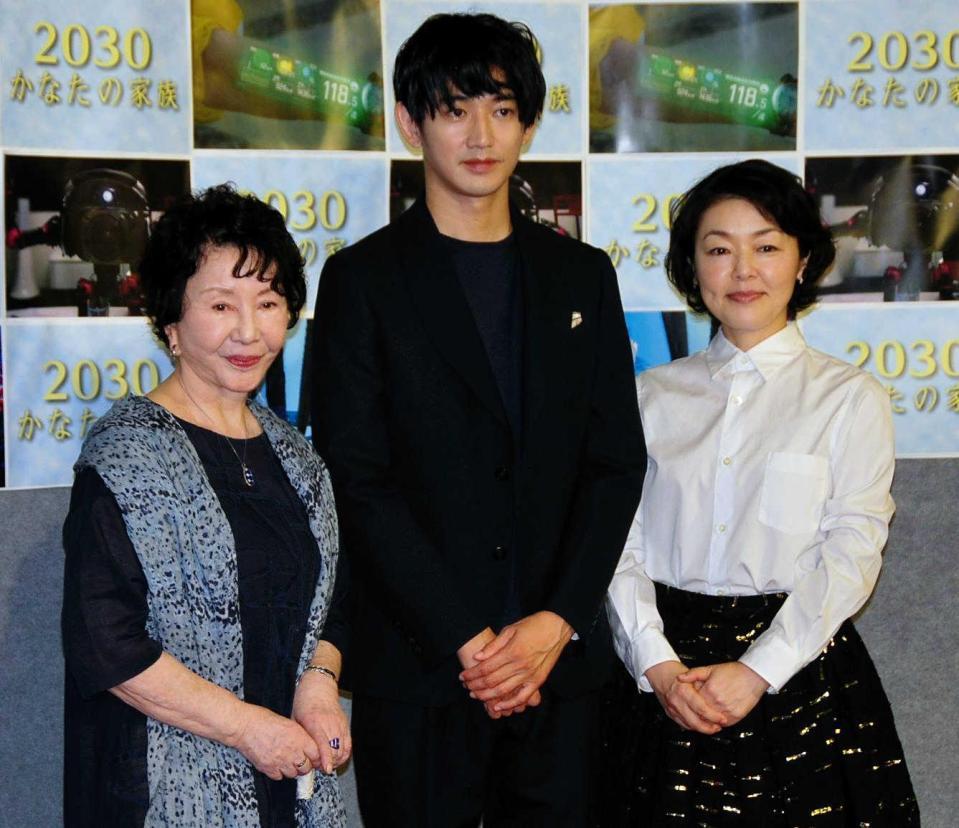 　試写会に出席した（左から）渡辺美佐子、瑛太、小林聡美