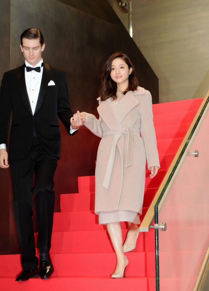 男性モデルのエスコートで登場した石原さとみ＝東京・マックスマーラ青山店（撮影・開出牧）