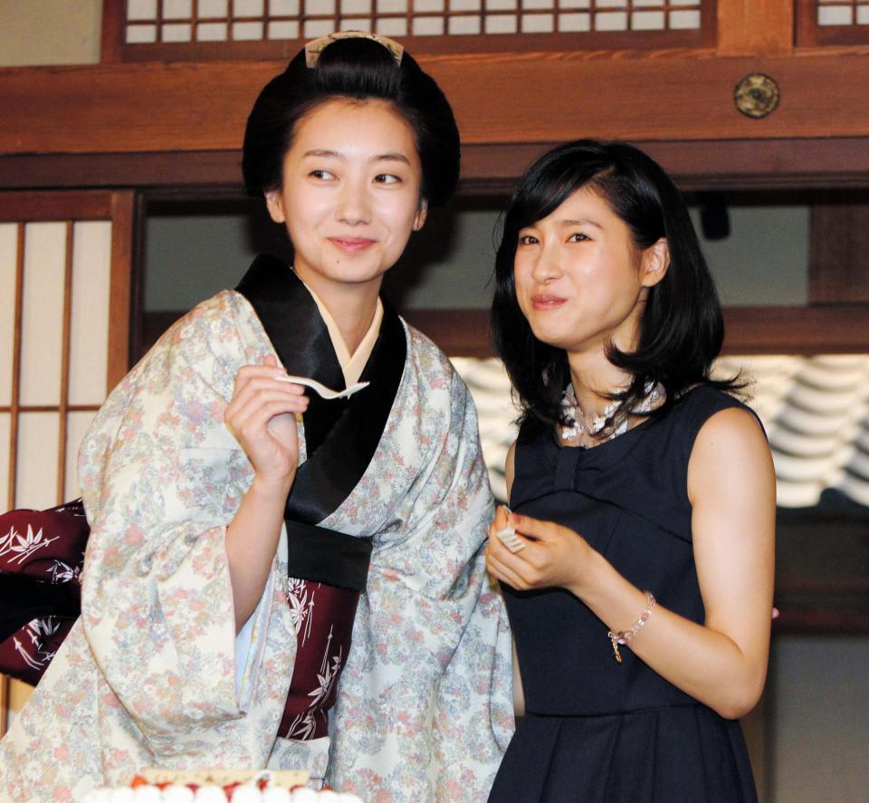 プレゼントしたケーキを波瑠（左）と食べ合う土屋太鳳＝ＮＨＫ大阪（撮影・保田叔久）