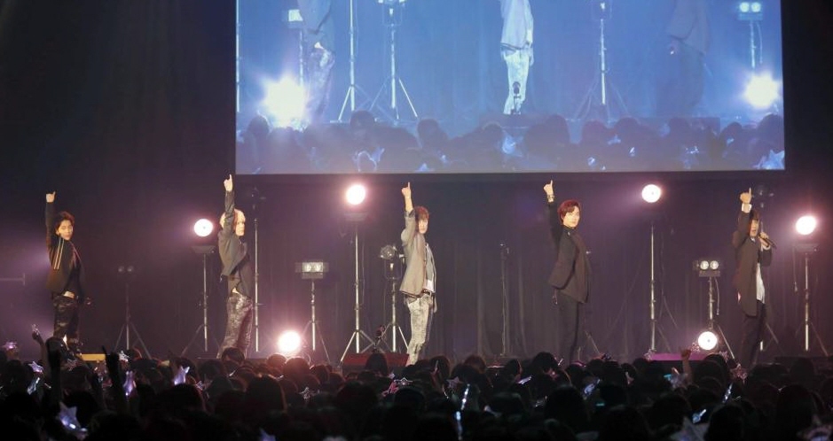 熱唱する（左から）ユナク、ジヒョク、グァンス、ゴニル、ソンモ＝東京・豊洲