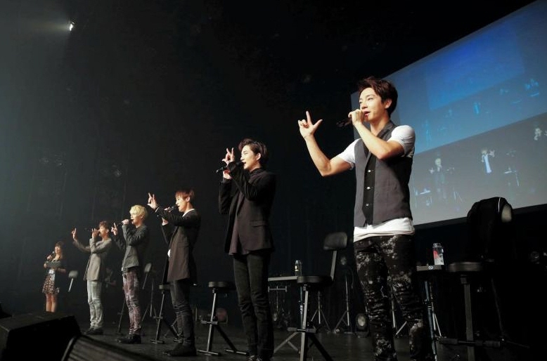 ファンにあいさする（左から２人目から）グァンス、ジヒョク、ソンモ、 ゴニル、ユナク＝東京・豊洲