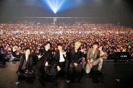 （左から）ユナク、ゴニル、ソンモ、ジヒョク、グァンス＝東京・豊洲