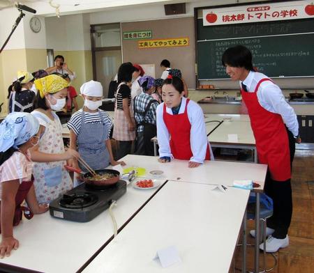 小学生の料理教室を見守るキンタロー。（中央）と葛西紀明（右）