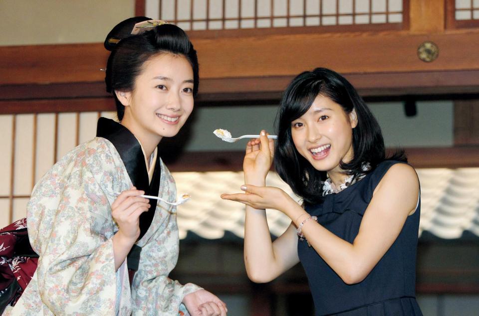 笑顔でケーキを食べる波瑠（左）と土屋太鳳＝ＮＨＫ大阪