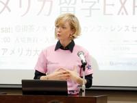 異国で学ぶことの大切さを熱弁するシャーロット・ケイト・フォックス＝東京・神田