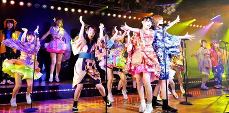 和装で「ヘビーローテーション」を歌うＡＫＢ４８メンバー（前列右から２人目が小嶋真子）＝秋葉原のＡＫＢ４８劇場