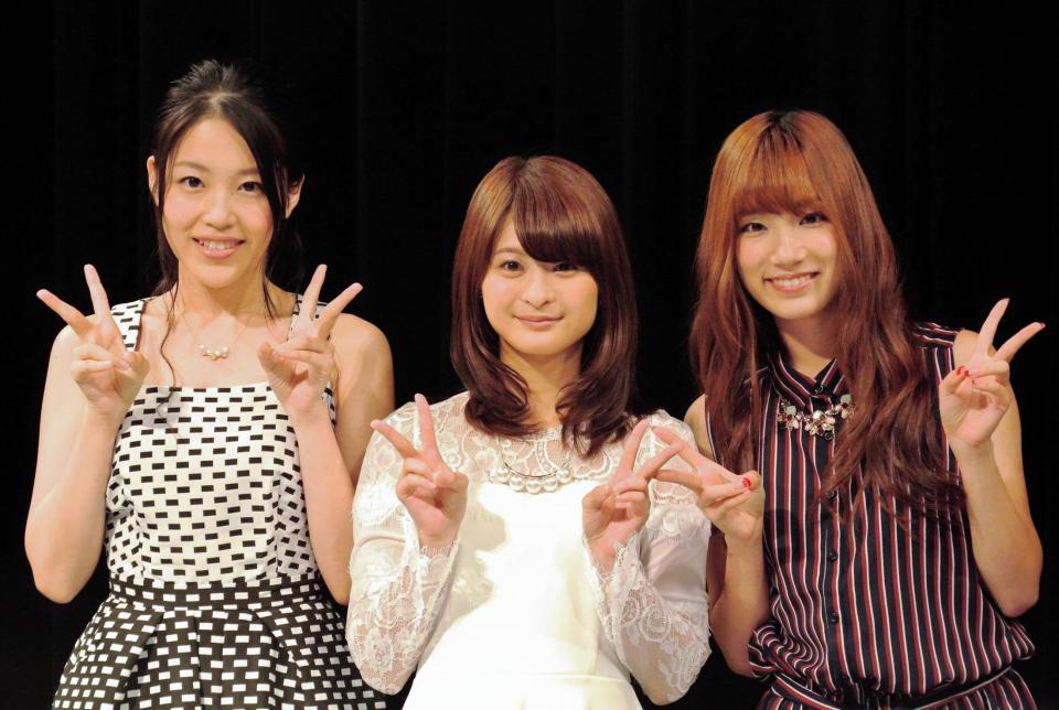 久々にファンの前に登場した小木曽汐莉さん（中）、矢神久美さん（右）と発起人の桑原みずき＝東京・渋谷