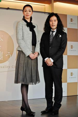 　スーツで決めた又吉直樹（右）と秋らしい装いの川原亜矢子＝東京・代官山