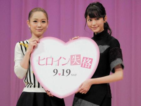 　舞台あいさつした桐谷美玲（右）と西野カナ