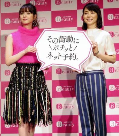 トークを行った佐々木希（左）と石田ゆり子＝東京・原宿