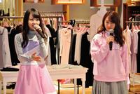 制服風ファッションを紹介した桜井玲香（右）と伊藤万理華＝東京・伊勢丹新宿本店