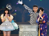 佐藤妃星（左）に敗れ悔しがる山本彩＝横浜アリーナ（撮影・堀内翔）