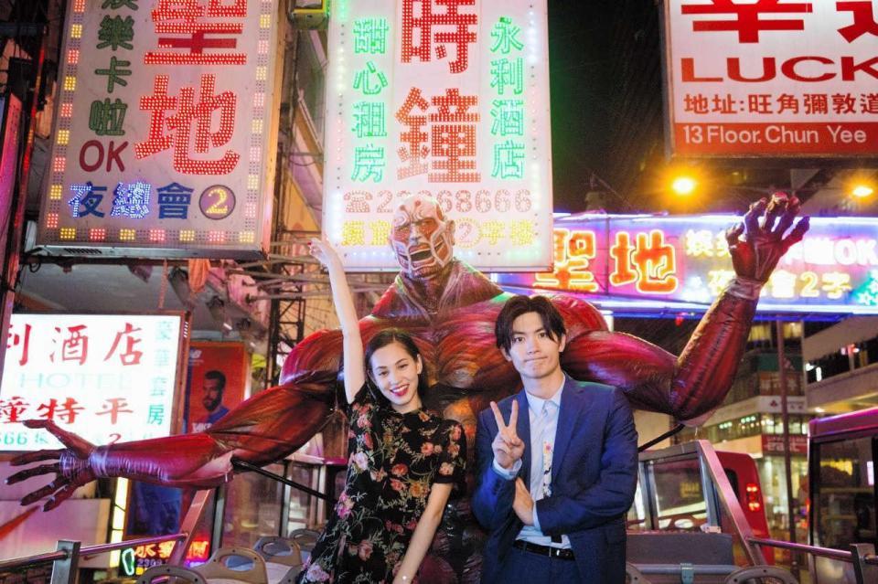 　香港を満喫する水原希子（左）と三浦春馬＝香港市内