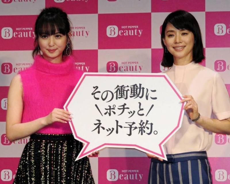 トークを行った佐々木希（左）と石田ゆり子＝東京・原宿