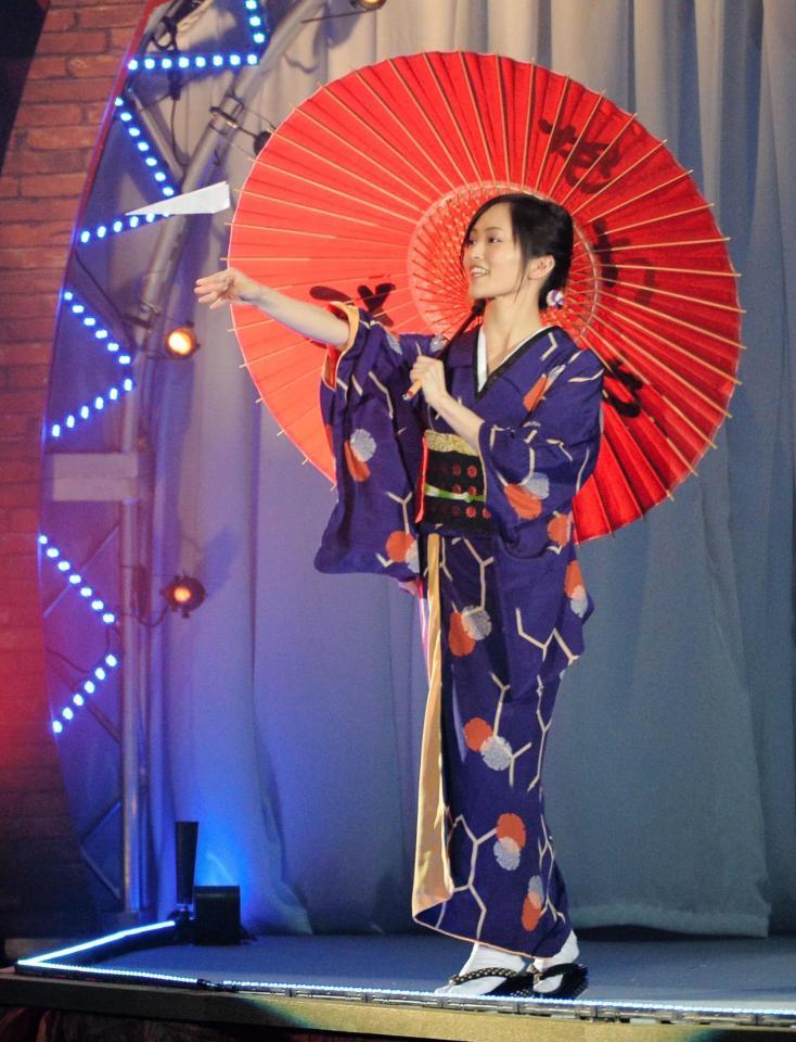 着物姿で紙飛行機を飛ばす山本彩＝横浜アリーナ（撮影・佐々木彰尚）