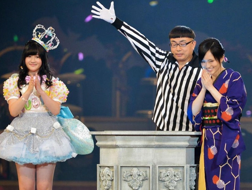 佐藤妃星（左）に敗れ悔しがる山本彩＝横浜アリーナ（撮影・堀内翔）