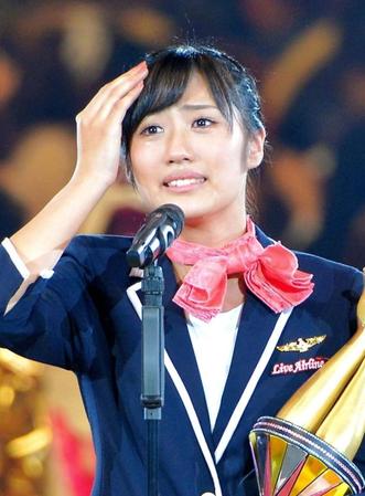 涙を流しながら優勝のスピーチをする藤田奈那