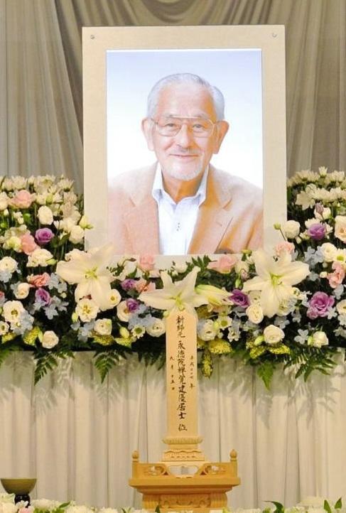 優しくほほ笑む庄司永建さんの遺影＝東京・公益社明大前会館