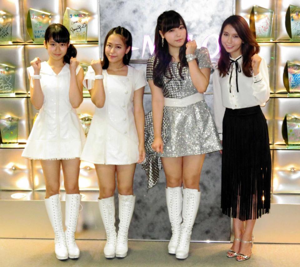 主題歌への思いを語ったモーニング娘。’１５の（左から）野中美希、小田さくら、譜久村聖と司会のＭａｙ　Ｊ．　