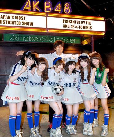 　岩本輝雄氏（後方）プレゼンツ公演に出演する（左から）西野未姫、加藤玲奈、小嶋菜月、大島涼花、中西智代梨、中村麻里子＝東京・外神田のＡＫＢ４８劇場