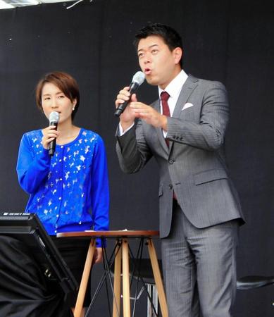 トークイベントを行った長谷川豊アナ（右）とテレビ大阪・鈴木理加アナ＝大阪城公園
