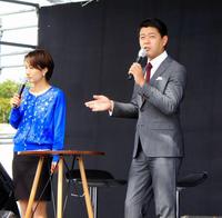 トークイベントを行った長谷川豊アナ（右）とテレビ大阪・鈴木理加アナ＝大阪城公園