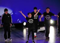 中学時代に在籍したダンスチームのメンバーと２９年ぶりに共演した岡村隆史＝大阪・中央公会堂