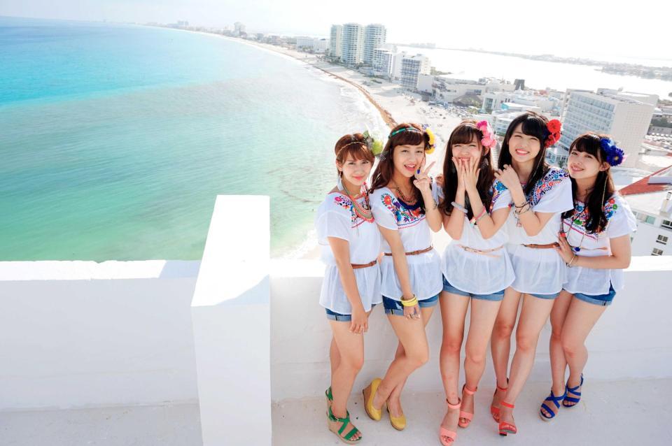 　カリブ海の青さにテンションが上がる（左から）岡井千聖、萩原舞、鈴木愛理、矢島舞美、中島早貴＝メキシコ・カンクン