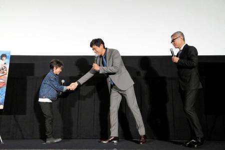 息子役の田口翔太（左）からのサプライスの手紙に感激した江口洋介。右は堤幸彦監督＝東京・新宿