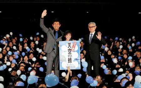 「天空の蜂」初日舞台あいさつを行った（左から）江口洋介、田口翔太、堤幸彦監督＝東京・新宿