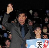 息子役の田口翔太（右）からのサプライズ手紙に感激した江口洋介＝東京・新宿