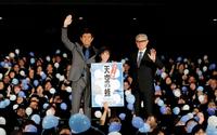 「天空の蜂」初日舞台あいさつを行った（左から）江口洋介、田口翔太、堤幸彦監督＝東京・新宿