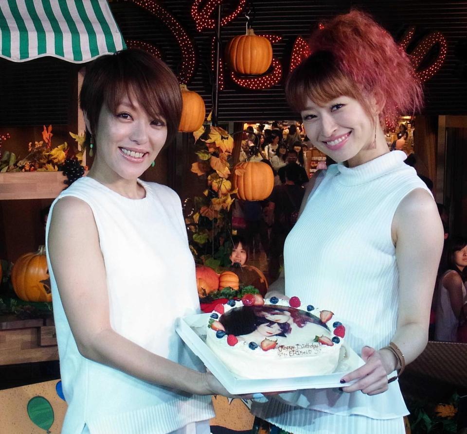 ＨＩＲＯ（右）から誕生日ケーキを贈られたＥＲＩ＝千葉県・舞浜